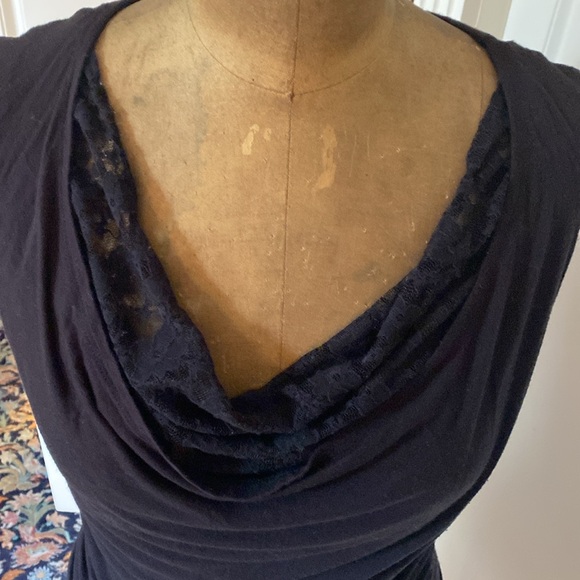 RED HAUTE SUPER FLATTERING SLEEVELESS TOP SIZE L . - Picture 2 of 7